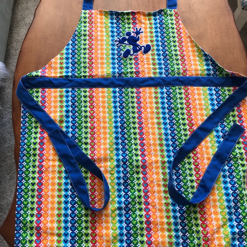 New. DISNEY PARKS ADULT APRON RAINBOW MICKEY MOUSE